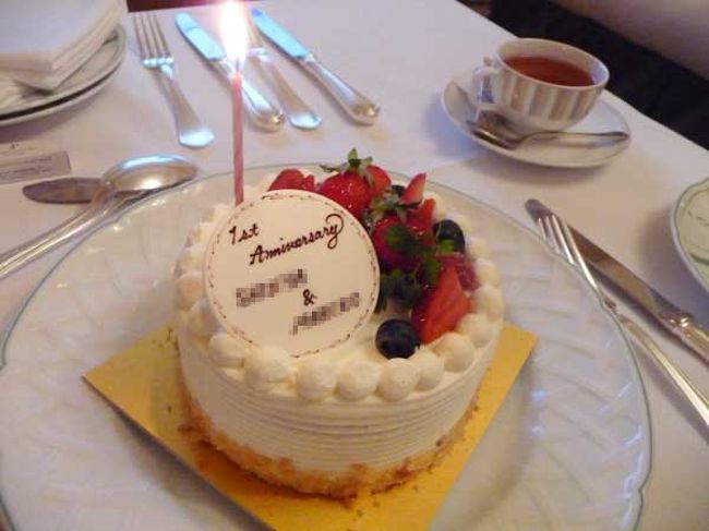 ホテルに予約していたアニバーサリーケーキをルームサービスで持ってきてもらいました。<br /><br />かわいい！！