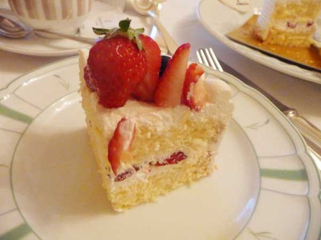 断面図はこんな感じ。<br /><br />甘すぎず、スポンジもフワフワでとーっても美味しいケーキでした。<br />(ルームサービス＝2700円)