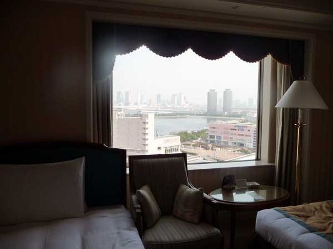 朝です。<br /><br />快晴！<br /><br />朝食はあまり入らない二人なので、パン屋さんで買っておいたパンと紅茶で簡単に。