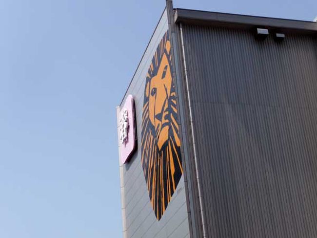 食べ過ぎて苦しい中、四季の劇場へ。