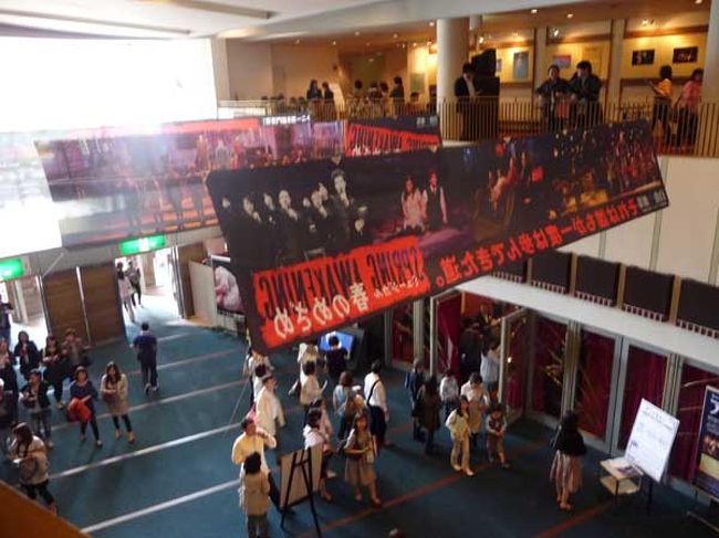 もう10年も公演しているのに凄い人です。<br /><br />ミュージカルの内容は、かなり満足でした〜！<br />後方のやっすい席でしたが、ちゃんと顔も見えるし感動でした。<br />日本のミュージカルは初めて観たけど、手作り感があって凄く良い！<br />(チケット3000×2＝6000円、飲み物800円)