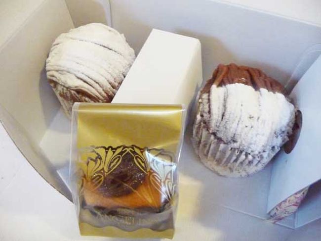 観劇後はカレッタ汐留に移動して、アンジェリーナのモンブランをお土産に買いました。(自分たち用)<br /><br />「ハッピーセット」とゆう何のひねりもないネーミングのセットですが、<br />「モンブラン」と「今月のモンブラン」と「ガトーモンブラン」の３点が入っています。とろける美味しさ〜。<br />(ハッピーセット＝1050円、駐車場＝600円)<br /><br />夕方5時。帰りま〜す。(ETC＝1100円)<br /><br />これで合計23,890円なり。<br />24000円で、意外にもいろいろ出来る事を発見。<br /><br />楽しい記念日になりました！<br /><br />一周年の思い出、プライスレス！