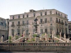 プレトーリアの泉

6世紀トスカーナの彫刻家によってつくられた。