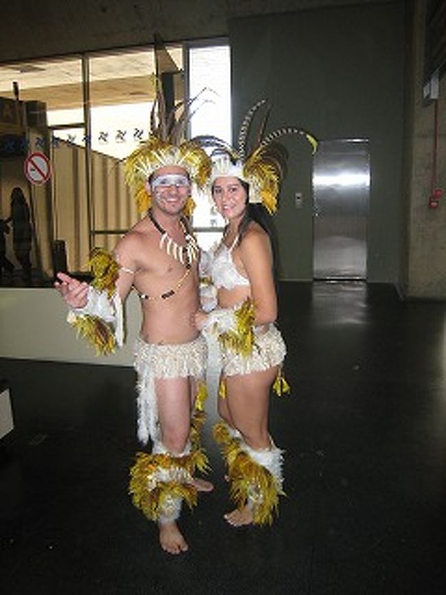 マナウスのエドゥアルド・ゴメス空港出迎えてくれたサンバの格好をした現地の人？　そういえばこの時期はブラジルカルナバル！　　ん〜アマゾンの予感！