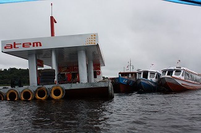 セアザ港まで移動し、早速船に乗りホテルに移動します。ホテルは日本人経営のアマゾン・リバーサイドホテル・マイナン。アマゾン川には船に給油をするガソリンスタンドがあります。当然水上です。