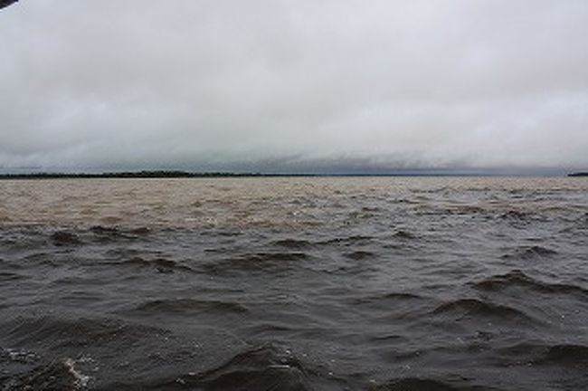 船で１０分　第１観光地点の二点合流地点に到着です。