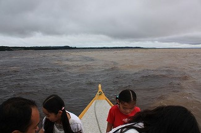 ネグロ川は水温約２８度、ソリモインス川が２２度ですので手を川に付けて船を移動してもらうと温度の違いが分かりました。