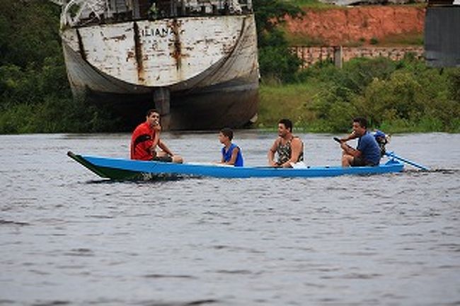 ホテルに移動途中にはマナウスで生活している人の船とたくさんすれ違います。水面すれすれを移動しています。