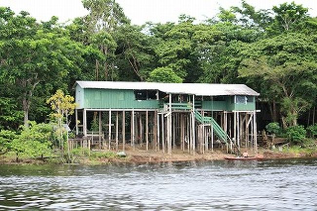 ホテルに行く途中には高床式の家が立ち並んでいます。