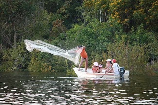 ホテルの前では投げ網が行われていました。どこかのツアーです。
