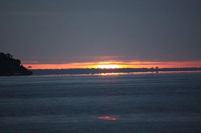 夕日がきれいにアマゾン川を染めていきます。