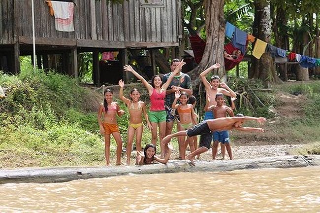 アマゾン川沿いに住む人たちはとても陽気です。笑顔で手を振り・・・