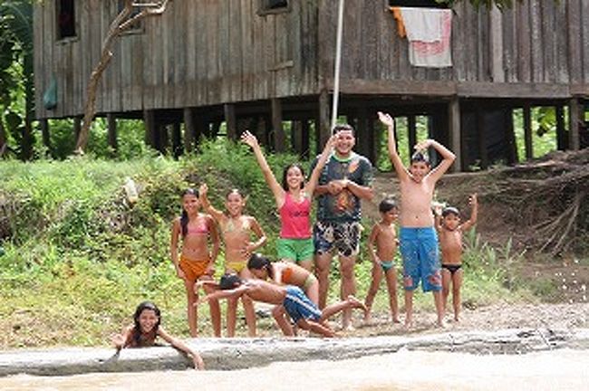 次々に川に飛び込んでいます。