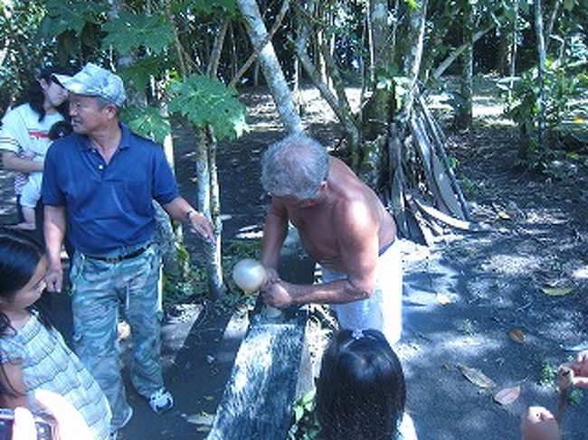 ゴムを使ってボールを作っています。