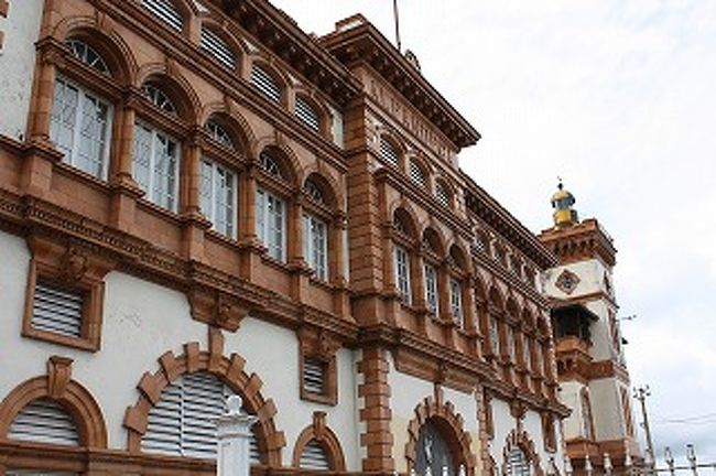 アドゥフォ・リスボア市場です。現在改修中でした。