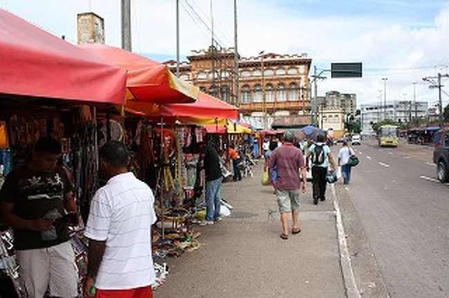市場近くのフェイラ（青空市場）です。