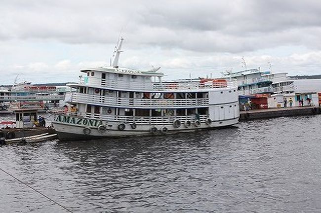 市場の裏には船がたくさんありました。