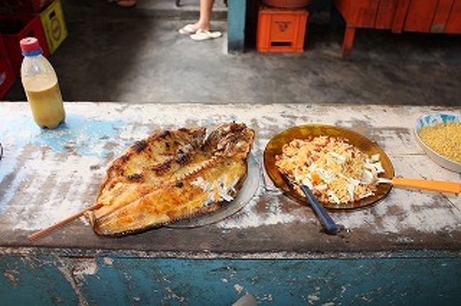 市場の外で魚定食を食べました。ほくほくしてとても美味しいのですが・・・衛生面では・・・