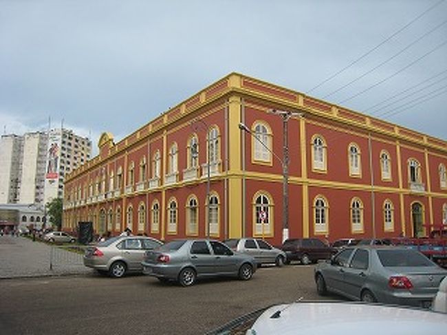 ホテル近くに名もない建物ですが格調高そうです。