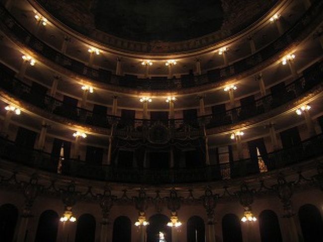 中は円形で５階建てです。セレブな貴婦人がドレスで見ている姿を想像してしまいます。