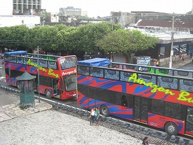 市場の外には２階建ての観光バスがありました。