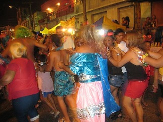 そういえば今日はカルナバル！！　会場には見に行けませんでしたがホテル近くの身にサンバ会場に行きました。