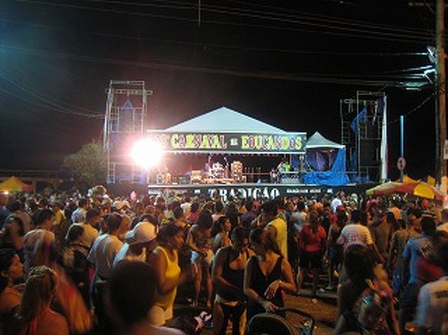 男性が女性の格好をして踊っていたりしてとても楽しかったです。