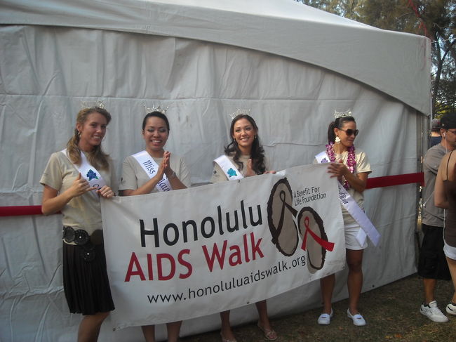 美女軍団も応援。