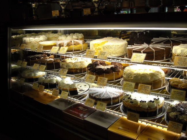 お昼は『ザ・チーズケーキ・ファクトリー』で。<br />やっぱり、ここも外せません。
