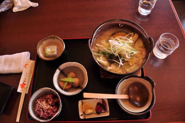 昼食は湖畔近くのほうとうやさんで