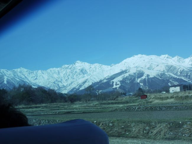 行きのバスの中から。<br />安曇野のあたりで南アルプスの山々が美しいです☆