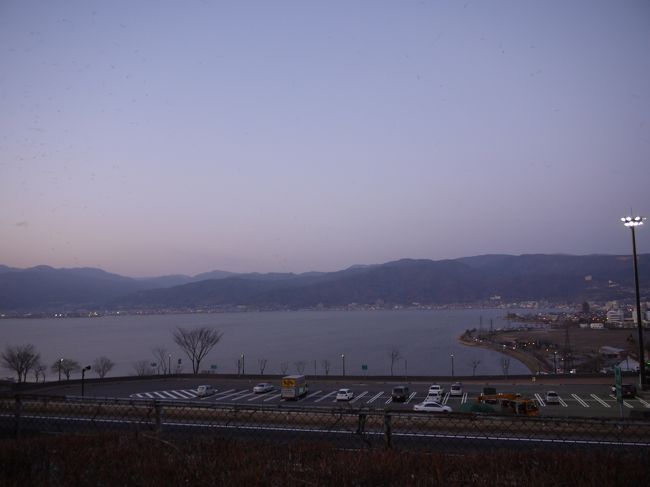夕暮れの諏訪湖。<br />ぼんやりと紫がかって素敵☆