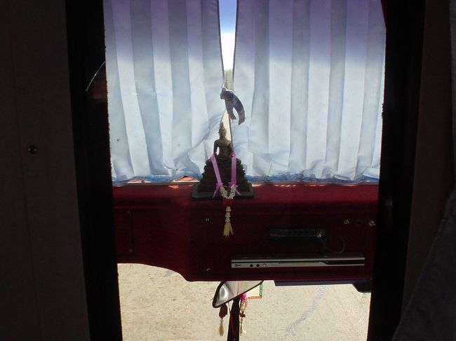 ４時pm出発で、翌日朝早くバンコックに着く。<br /><br />仏様も鎮座まします。<br /><br />さすがＶＩＰです。 