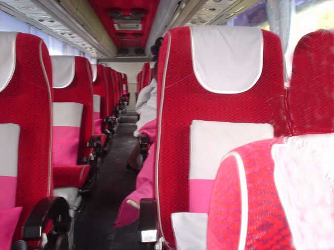 最初、ガラガラ状態でした。<br /><br />でも、町々に寄って客を拾うので、最後は満席近くにまでなりました。