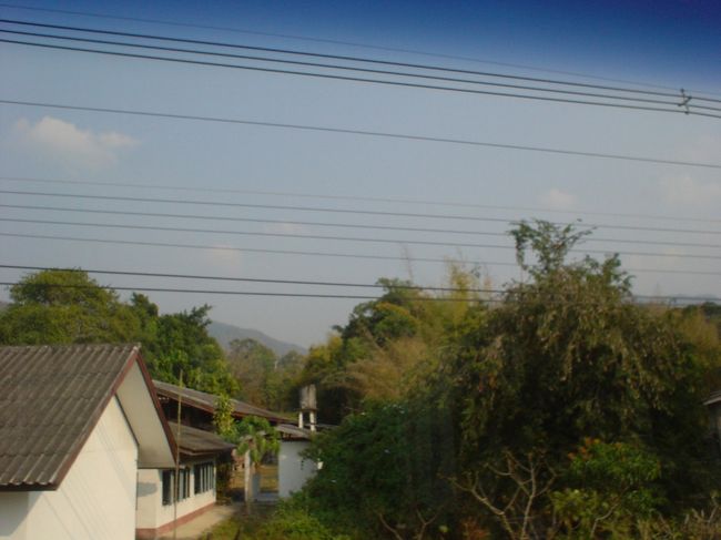 車窓を見ていると、チェンコンが如何に山奥だったのか、が分かります。<br /><br />中々、山がなくなりません。