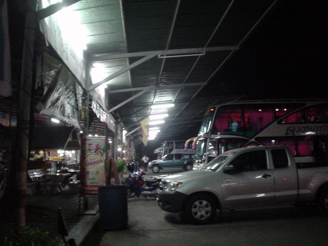 夜になると客拾いはおさまり、トイレ休憩と食事を兼ねて、大きな町だけに停まります。 