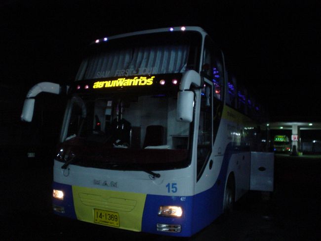 大きな町に停まる度、バスガイドのお姉さんがエコー 聞かせた車内放送で、<br /><br />「プラプラ・カーン、アッケラ・カーン、カックラ・カーン、コックン・カー」<br />と言います。<br /><br />サッパリ分かりませんが、休憩なんだ、と分かります。 