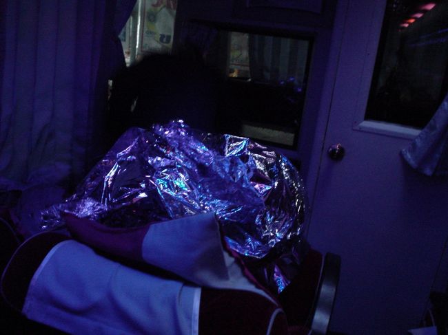 ガイドさんが「プラプラ・カーン、アッケラ・カーン、、、」っと放送しながら、ﾊﾟｰﾄﾅｰの方をじっと見て笑っていました。<br /><br />クーラーがキツイので寒く、とうとうサバイバル・キットのアルミ箔シートを足に巻いていたからです。<br /><br />車内の照明が赤、青、黄色とカラフル。<br />それを反射して更にカラフルになり、ミラーボール状態です。<br /><br />ﾊﾟｰﾄﾅｰはクーラーにめっきり弱く、ホテルもクーラー無しの部屋を選びます。<br />（安うついてエエけど、、、） 