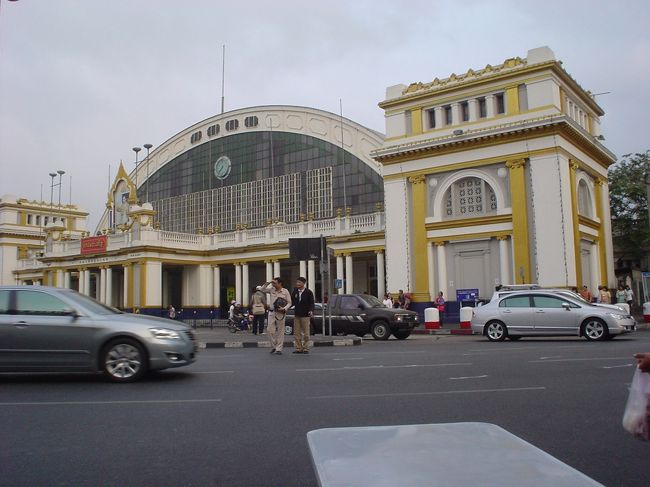 とうとうバンコックのファランポーン中央駅です。<br /><br />朝７時ころに着いて、どうしようか？<br />と、思案していました。