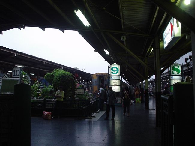 ＶＩＰバスでは結構寝られたので、元気でした。<br /><br />駅でしばらく考えて、一気にタイ南部のハジャイまで進むことにしました。<br />南タイのハジャイまでの列車は、１４：４５pmです。<br /><br />それまでにたっぷり時間はあります。 