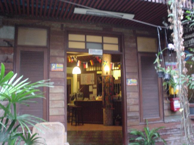 荷物を駅の一時預かりに預けて（一個３０ﾊﾞｰﾂ[74円]）、２００７年に泊まった、ファランポーンＧＨを見学してきました。<br /><br />値段は２０ﾊﾞｰﾂだけ値上がりしていました。 <br />ツイン、バス・トイレ付で５７０バーツ(1400円)。<br /><br />＊ファランポーンＧＨについては、<br />⇒http://4travel.jp/traveler/ariyan-eurasia/album/10122558/