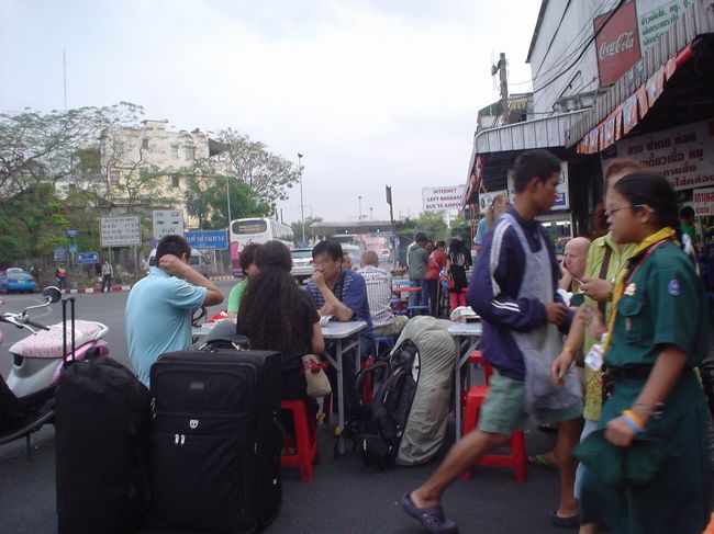駅構内のフードコートは「安かろう不味かろう」なので、駅前の食堂にて、焼き飯を食べたり、構内のミニマートでパンを買ったりしてシノギました。 