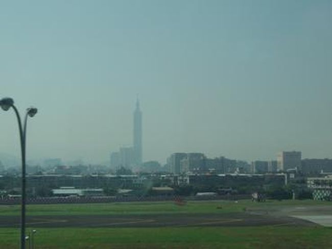 台北旅行もいよいよ最終日・・・<br />免税店に寄ってお買い物したあと、空港に向かいます。<br /><br />遠くにぼんやりと、台北１０１タワーが見えました。