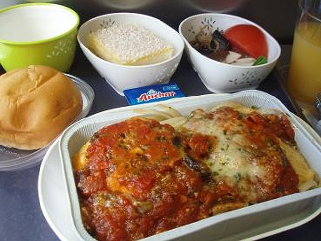 こちら、パスタのセットです。<br /><br />パスタの上に、チキンとミートソースがのって<br />美味しかったです！！