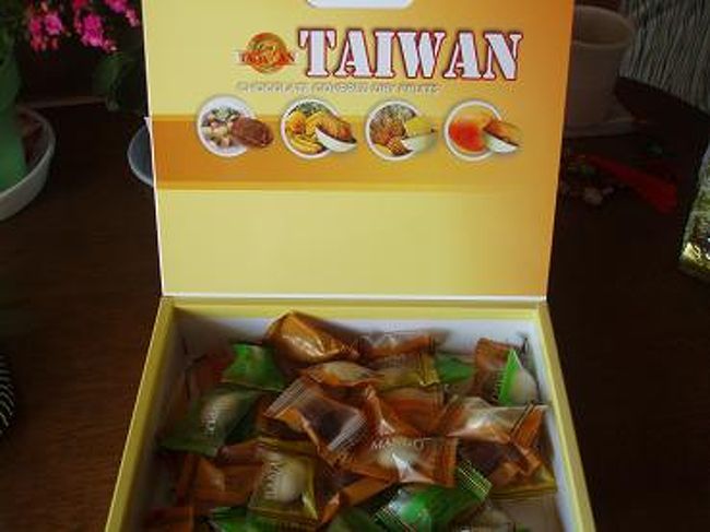 チョコに、マンゴー・パイナップル・キウイ・バナナのドライフルーツが入ったお菓子です。<br />これも美味しくて、食べだしたら止まらなくなります。