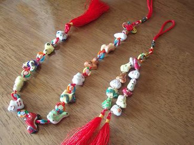 免税店とホテルのお土産屋さんで購入した、<br />干支の石のモチーフ付きの飾り物です。<br />魔除けなんだそうですよ。<br />家の壁に飾ってみました。