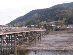 ひとっ風呂の後の一人歩き

何時来ても賑わっているなぁ


渡月橋の向こうの山のお寺

トラベラーさんの旅行記にあった♪






