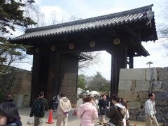 大きな大手門をくぐると　姫路城公園