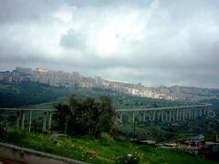 ホテルを決めて、バスで神殿の谷（ギリシア遺跡群）へ。シチリアでは意外と高速道路が整備されている。