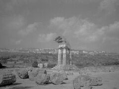 ディオスクロイ神殿
紀元前5世紀の神殿の跡

（白黒撮影）